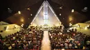 Suasana misa Paskah di Gereja Santo Ignatius, Jakarta, Minggu (5/4/2015). Misa paskah hari ini diperuntukan untuk anak berkebutuhan khusus atau penyandang difabel agar menjalani ibadah dengan kushuk dan hikmat bersama. (Liputan6.com/Faizal Fanani)