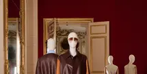 Alih-alih menampilkan koleksi melalui peragaan busana di Paris Fashion Week,  Jonathan Anderson memilih konsep yang lebih tenang dan artistik. [Dok/LOEWE].