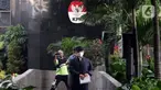 Ketua DPRD Kota Bekasi Chairoman J Putro meninggalkan Gedung KPK usai diperiksa, Jakarta, Selasa (25/1/2022). Chairoman J Putro diperiksa penyidik KPK sebagai saksi dalam kasus dugaan suap pengadaan barang dan jasa serta lelang jabatan di Pemerintahan Kota Bekasi. (Liputan6.com/Helmi Fithriansyah)