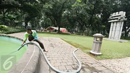 Pekerja Harian Lepas (PHL) kebersihan menguras kolam di Taman Suropati, Jakarta, Senin (18/1/2016). Pemprov DKI Jakarta akan mengaudit Dinas Kebersihan terkait kejanggalan antara jumlah PHL dengan penganggaran. (Liputan6.com/Immanuel Antonius)