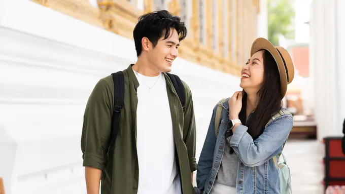 perempuan dan pasangan 29 agustus jatuh cinta