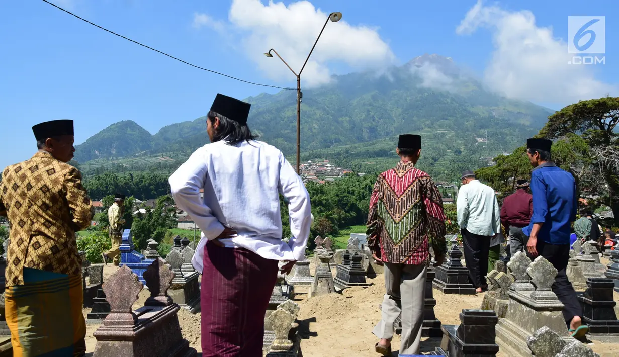 Warga berada di makam Desa Selo, Kabupaten Boyolali, Kamis (3/5). Tradisi ini Sebagai perayaan menyambut datangnya bulan ramadan, kemudian dilanjutkan makan bersama di pertigaan jalan desa. (Liputan6.com/Gholib)