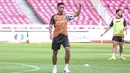 Mauricio Souza mengingatkan anak asuhnya agar tidak meremehkan Persis Solo. Meski dinilai tampil inkonsisten musim ini dan berada dalam tekanan zona degradasi, Persis menunjukkan perkembangan dalam beberapa pertandingan terakhir. Tampak dalam foto, pemain persija Jakarta, Rizky Ridho (kedua kanan) saat latihan resmi jelang laga melawan Persis Solo pada pekan ke-30 BRI Super League di Stadion Utama Gelora Bung Karno SUGBK), Jakarta, pada Minggu (26/4/2026). (Bola.com/Abdul Aziz)