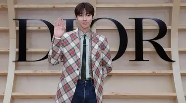 Hwang In Yeop baru-baru ini diketahui hadir dalam fashion show yang digelar oleh Dior. Penampilan pria kelahiran 19 Januari 1991 ini pun tak lepas dari sorotan media dan netizen. (Liputan6.com/IG/@hi_high_hiy)