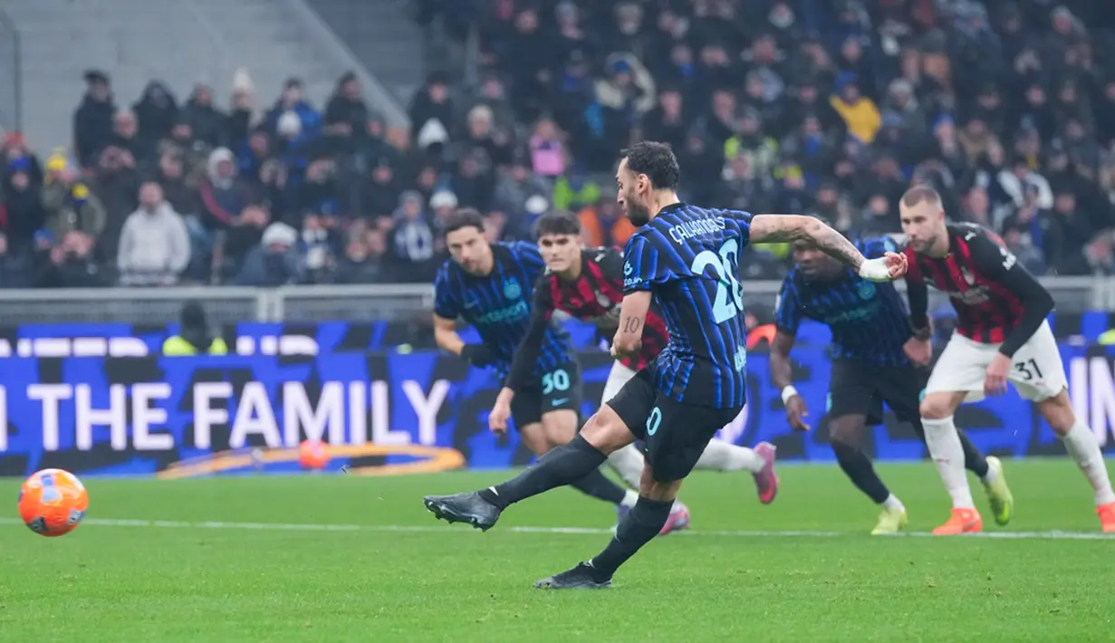 Pemain Inter Milan, Hakan Calhanoglu, melepaskan tendangan penalti saat melawan AC Milan pada laga Italia di Stadion Giuseppe Meazza, Senin (2411/2025). (AP Photo/Antonio Calanni)