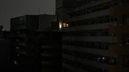 Pemandangan umum menunjukkan bangunan tempat tinggal selama pemadaman listrik setelah gempa berkekuatan 7,3 SR mengguncang Jepang timur di distrik Koto di Tokyo, Kamis (17/3/2022). Gempa kuat Magnitudo 7,3 membuat lebih dari 2 juta rumah di daerah Tokyo menjadi gelap gulita. (AFP/Philip Fong)