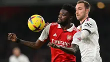 Gelandang Crystal Palace, Thomas Partey (kiri) menguasai bola dibayangi gelandang Manchester United, Christian Eriksen pada laga Liga Inggris 2022/2023 di Emirates Stadium, London (22/1/2023). Thomas Partey saat ini tengah menjalani musim keempat bersama Arsenal sejak didatangkan pada awal musim 2020/2021 dari Atletico Madrid dengan nilai transfer 50 juta euro. Arsenal menjadi satu-satunya klub Premier League Liga Inggris yang pernah dibelanya. (AFP/Glyn Kirk)