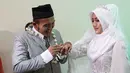 "Saya terima nikahnya dan kawinnya Intan Sri Mardiani binti Sunardi dengan mas kawin tersebut dibayar tunai," ujar Caisar yang terlihat lega. (instagram/caisar_yang_belomsempurna)