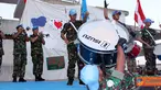 Para Prajurit TNI memanfaatkan peralatan Korsik untuk menciptakan sebuah grup marching band yang berjumlah 24 personel. (Pengirim: Badarudin Bakri)