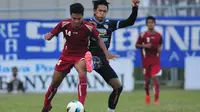 ROTASI POSISI - Bek sayap Arema Cronus, Ahmad Alfarizi, dirotasi posisi bermainnya menjadi gelandang bertahan saat timnya meladeni kekuatan Indonesia All-Star. (Bola.com/Kevin Setiawan)