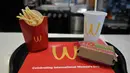 Makanan dan minuman dari restoran cepat saji McDonald's dengan logo terbalik yang disajikan di Lynwood, California (8/3). (Neilson Barnard / Getty Images / AFP)