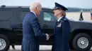 Presiden AS Joe Biden disambut oleh Kolonel Angela Ochoa, Wing Udara ke-89, ketika ia tiba untuk menaiki Air Force One di Pangkalan Gabungan Andrews di Maryland pada 7 September 2023. (SAUL LOEB/AFP)
