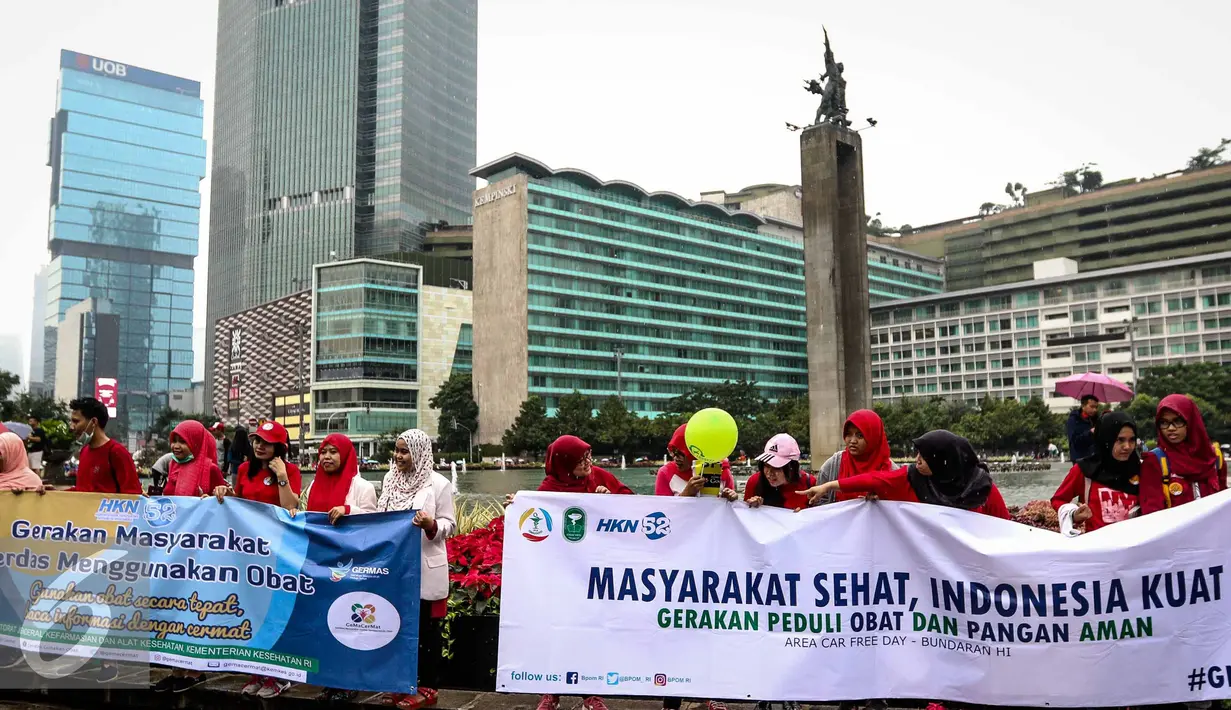 Kampanye Gerakan Peduli Obat dan Pangan Aman di kawasan Car Free Day Bundaran HI mengajak masyarakat untuk tidak beli obat secara online dan waspada terhadap bahan berbahaya pada makanan, Jakarta, Minggu (13/11). (Liputan6.com/Faizal Fanani)