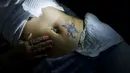Tampak sebuah tato terlihat pada perut seorang seorang wanita saat Festival Internasional Tattoo Week Rio 2016 ketiga di Rio de Janeiro, Brasil, (22/1/2016). (REUTERS/Pilar Olivares)