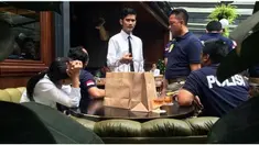 - Kepolisian menduga zat sianida yang diduga larut dalam es kopi Vietnam yang diminum Wayan Mirna Salihin (27), adalah zat berbahaya. Karena itu kecil kemungkinan Cafe Olivier, tempat Mirna meminum 'kopi maut' menyimpannya. Apalagi zat tersebut tak ada hu