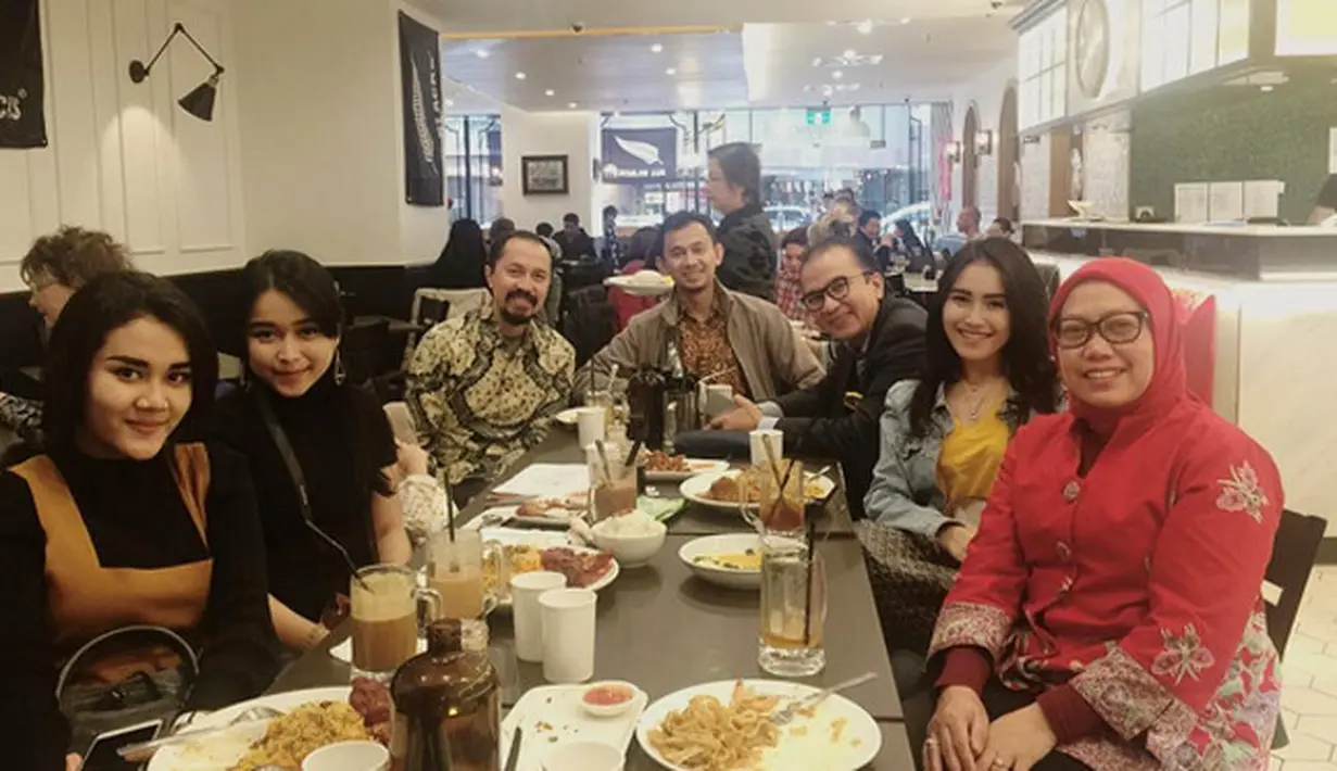 "Selalu dtemenin diajak jalan" disini, terima ksh sekali lg utk Bapak Dubes Tantowi Yahya dan bapak" yg baik semua, we had so much fun in New Zealand especially in Wellington.....once again thanks for everything.....see you all....," tulis Ayu Ting Ting. 