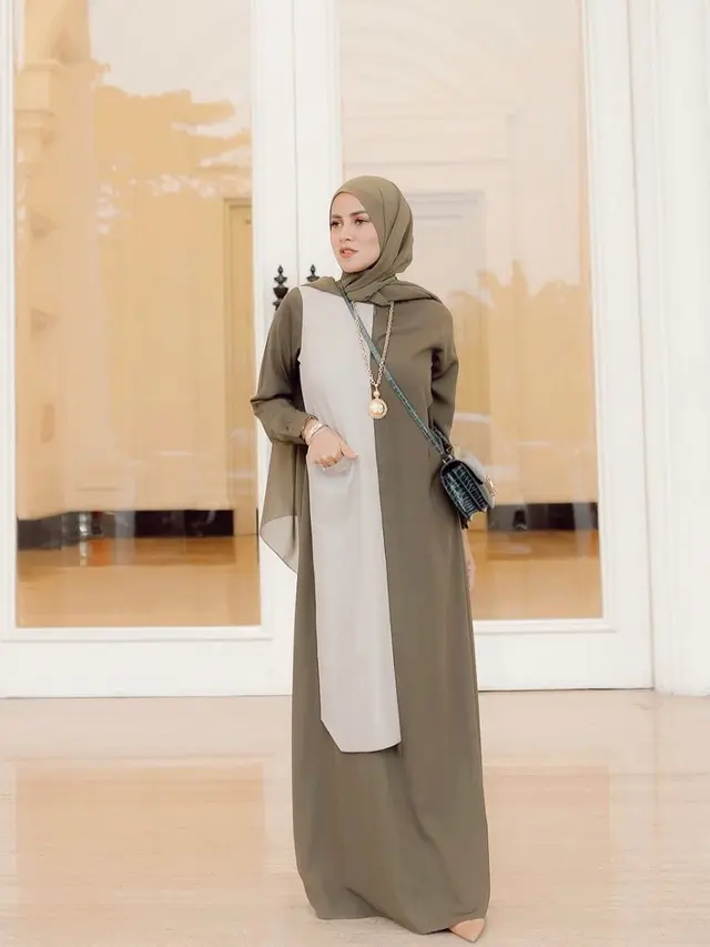 7 Gaya Olla Ramlan saat Pakai Gamis, Tetap Stylish dan Menawan