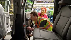 Founder sekaligus CEO Facebook, Mark Zuckerberg memasang sekrup pada mobil Ford saat kunjungan ke pabrik mobil pikap legendaris Ford F-150 di Dearborn, Michigan, AS. (Facebook/Mark Zuckerberg)