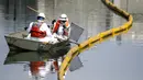Petugas membersihkan minyak di Wetlands Talbert Marsh setelah tumpahan minyak di Huntington Beach, California, Amerika Serikat, 4 Oktober 2021. Tumpahan sekitar 480 liter minyak mencemari laut dan pantai di California. (AP Photo/Ringo H.W. Chiu)