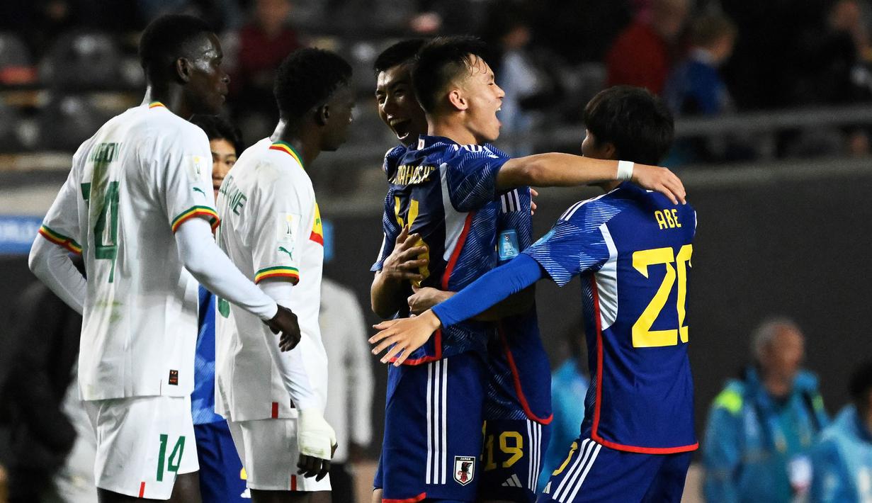 Pemain Timnas Jepang U-20 merayakan kemenangan atas senegal pada laga pertama Grup C Piala Dunia U-20 2023 di Estadio Unico Diego Armando Maradona stadium in La Plata, Argentina, on May 21, 2023. (AFP/Luis Robayo)