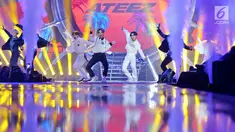 Boy Band asal Korea Ateez menghibur penonton pada Konser "Smartfren Wow" di Istora Senayan, Jakarta, Jumat (20/9/2019). Konser yang bertajuk "Raih Mimpi Bersama Smartfren" itu menampilkan sejumlah artis nasional dan internasional. (Liputan6.com/Herman Zakharia)