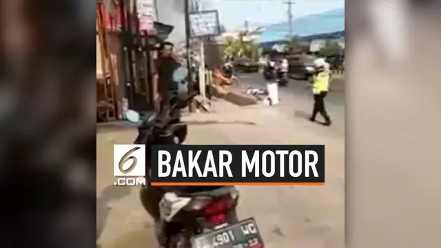 Kesal karena ditilang Polisi, seorang anak kecil membakar motornya sendiri. Peristiwa ini menarik perhatian warga setempat, dan api yang membakar motornya dipadamkan oleh warga.