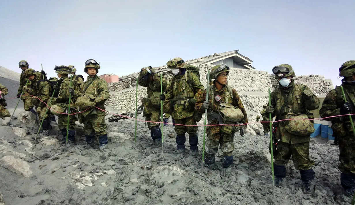 Sepuluh orang masih dinyatakan hilang akibat letusan Gunung Ontake, 27/9/2014 lalu. Pasukan Bela Diri Jepang terus melakukan operasi penyelamatan korban erupsi Gunung Ontake, (7/10/2014). (Joint Staff of the Defence Ministry of Japan/Handout via R