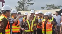 Menteri BUMN Rini Sumarno meninjau pembangunan Bandara Jenderal Besar Soedirman. (Foto: Liputan6.com/Humas Protokol PBG/Galoeh-Muhamad Ridlo)