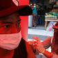 Warga mengikuti program vaksin COVID-19 di Pasar Gang Kancil, Taman Sari, Jakarta Barat, Senin (2/8/2021). Gubernur Anies Baswedan mengatakan pemprov DKI telah memenuhi target Presiden Joko Widodo untuk menyalurkan vaksinasi Covid-19 dosis pertama kepada 7,5 juta orang. (Liputan6.com/Faizal Fanani)