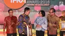 Direktur Bisnis Bank DKI, Antonius W. Mulyono (kedua dari kiri) berbincang usai menerima penghargaan Indonesia Corporate PR Award 2018 kategori Top 8 Popular Company in Banking Sector dari Fadel Muhammad di Jakarta, (24/08). (Liputan6.com/HO/Budi)