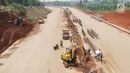 Aktivitas pekerja proyek pembangunan Tol Kunciran-Serpong di Jombang, Tangerang Selatan, Banten, Sabtu (24/11). Pembangunan Tol Kunciran-Serpong ditargetkan rampung pada Januari 2019. (Liputan6.com/Angga Yuniar)