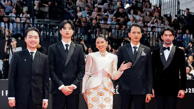 Para Cast Film Pangku di Busan International Film Festival. [@aryaibrahims]
