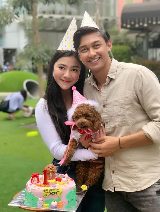 Dihelat di taman terbuka, suasana pesta ulang tahun Yeppo pun terlihat menyenangkan. Tak lupa, Feli dan Hito mengabadikan momen manis bersama hewan menggemaskan ini. Pasangan ini memang pasangan yang kompak ya! (Liputan6.com/IG/felicyangelista_)
