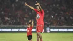 Gelandang Persija Jakarta, Ramdani Lestaluhu, mengajak sang anak menyapa suporter merayakan gelar juara Piala Presiden di SUGBK, Jakarta, Sabtu (17/2/2018). Persija menang 2-0 atas Bali United. (Bola.com/Vitalis Yogi Trisna)