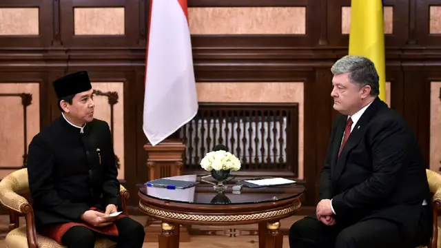 Dubes RI untuk Ukraina Yuddy Chrisnandi saat bertemu empat mata dengan Presiden Ukraina Petro Poroshenko usai proses penyerahan surat kepercayaan di Istana Kepresidenan Kiev (28/11/2017) (KBRI Kiev)