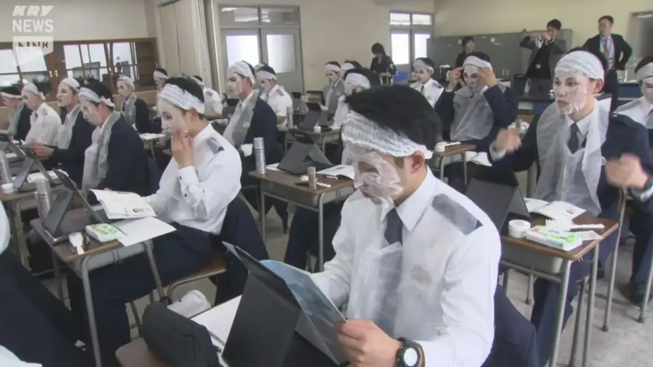 Calon Polisi Belajar Dandan