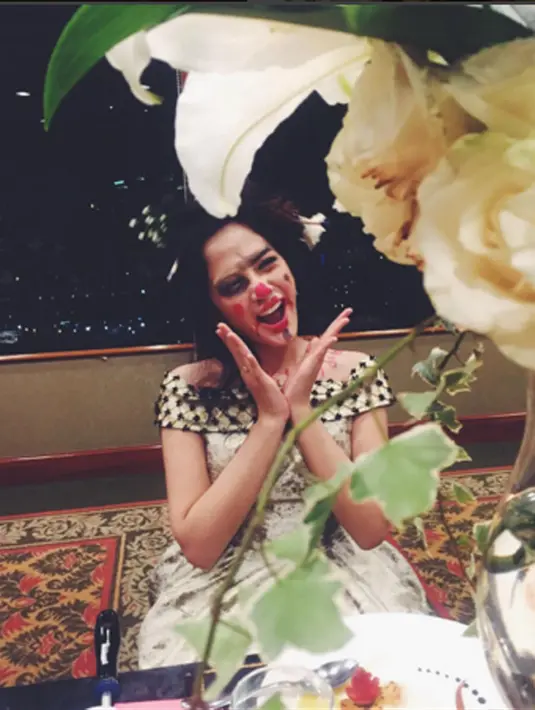 “NZ's bridal shower 💦👰🏻 thank you semua yg kemarin sudah dandanin... makasih syg fotonya 😁@chandratauphan !” ujar Nina Zatulini yang didandani seperti badut di acara ‘bridal shower’-nya. (via instagram/@ninazatulini22)