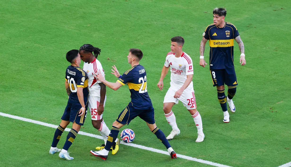 Pemain Boca Juniors, Alan Velasco, bersitegang dengan pemain Benfica, Renato Sanches, pada laga Grup C Piala Dunia Antarklub 2025 di Stadion di Hard Rock, Miami, Selasa (17/6/2025). (AFP/Sandra Montanez)