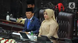 Zulfikar Achmad (kiri) berusia 78 Tahun 4 Bulan 15 hari saat dilantik menjadi anggota DPR RI periode 2024-2029. (Liputan6.com/Angga Yuniar)