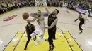 Aksi pemain Warriors, Stephen Curry (30) melewati adangan pemain Cavaliers, Kevin Love (0) pada gim pertama final NBA basketball di Oakland, California, (31/5/2018). Warriors menang 124-114. (AP/Marcio Jose Sanchez)