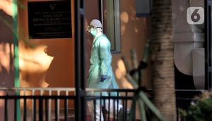 Petugas Dinas Kesehatan DKI Jakarta mengenakan pakaian pelindung khusus saat menangani pasien yang diduga terinfeksi Corona di Gedung Mawar RSPI Prof. Dr. Sulianti Saroso, Sunter, Jakarta, Senin (2/3/2020). (merdeka.com/Iqbal S. Nugroho)