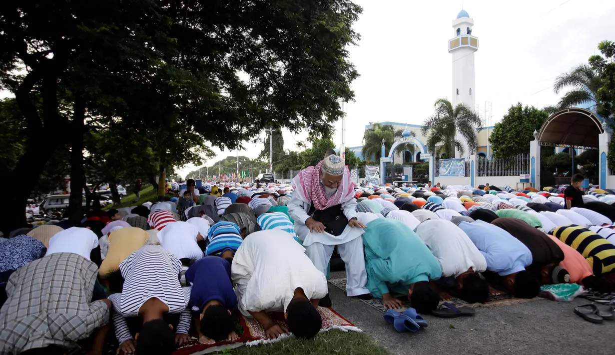 Warga muslim Filipina melaksanakan Salat Idul Adha di jalan di halaman masjid kota Taguig, Metro Manila, Filipina, Senin (12/9).  (REUTERS / Czar Dancel)