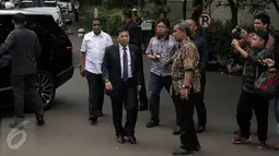 Ketua DPR RI, Setya Novanto (tengah) bersiap menemui Ketua Umum Partai Gerindra Prabowo Subianto di kediaman Jalan Kertanegara, Jakarta, Kamis (1/12). Keduanya melakukan pertemuan secara tertutup. (Liputan6.com/Helmi Fithriansyah)