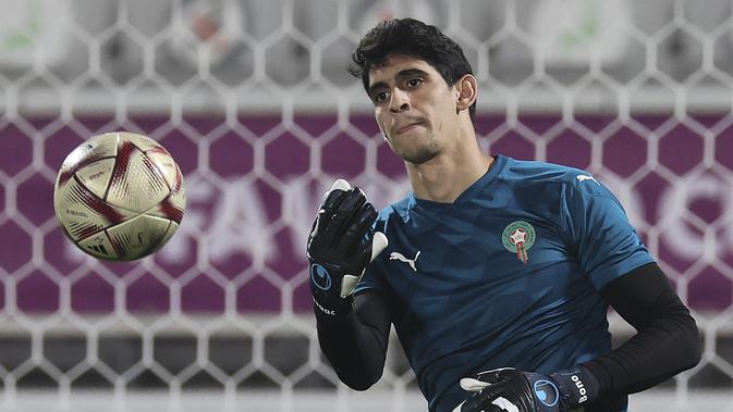 <p>Kiper Maroko, Yassine Bounou mengikuti sesi latihan di Stadion Al Duhail SC di Doha pada 13 Desember 2022. Maroko berhasil lolos ke semifinal usai menyingkirkan Portugal dengan skor 1-0 pada babak perempat final. (AFP/Karim Jaafar)</p>