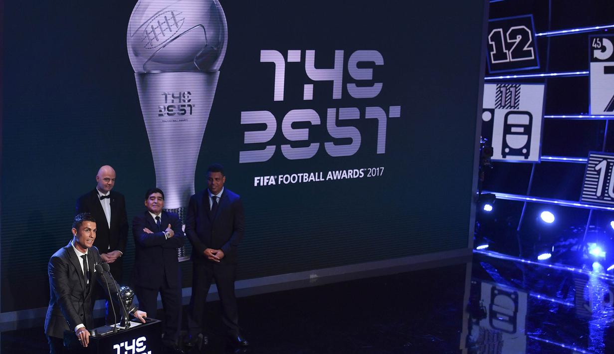 Bintang Real Madrid, Cristiano Ronaldo,memberi sambutan saat menerima trofi pemain terbaik FIFA 2017 di London, Senin (23/10/2017) Ronaldo berhasil mengalahkan Lionel Messi dan Neymar yang juga menjadi nominasi. (AFP/Ben Stansall)