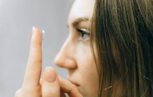 Ilustrasi penggunaan softlens (sumber foto: pexels.com/Nataliya Vaitkevich)