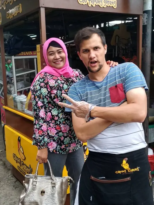 Bahkan pelanggannya ada yang rela jauh-jauh dari Lampung untuk membeli pisang goreng buatan Stuart Collin. (Foto: instagram.com/capunggoreng)