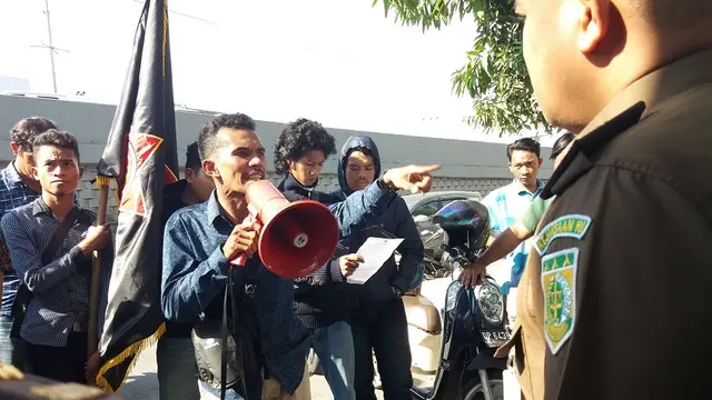 Massa mahasiswa mendesak Kejari Palopo segera eksekusi terpidana korupsi kredit fiktif di BPD Palopo, Irianwati (Liputan6.com/ Eka Hakim)
