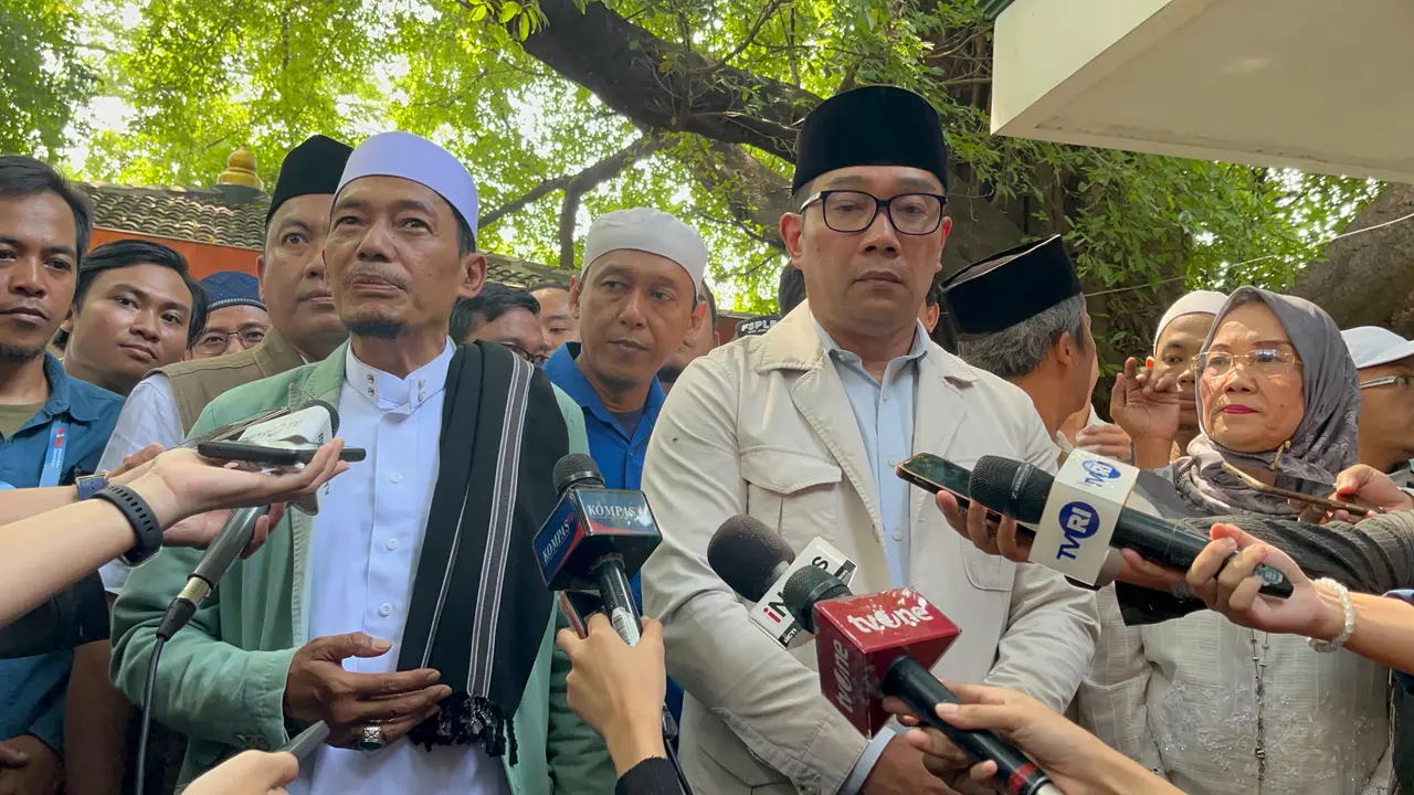 Calon Gubernur (Cagub) Jakarta Nomor Urut 1 Ridwan Kamil (RK) berziarah ke Makam Pangeran Jayakarta, Jatinegara, Jakarta Timur, Minggu (7/10/2024).