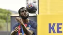 <p>Gelandang baru Barcelona, Franck Kessie mengontrol bola selama upacara presentasi di tempat latihan Joan Gamper di Sant Joan Despi, dekat Barcelona (6/7/2022). Kessie menerima pinangan Barcelona yang berani membayar gaji 6-7 juta euro. (AFP/Pau Barrrena)</p>